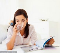 爱惠浦饮水小知识：早晨空腹饮水需谨慎